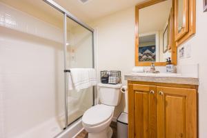 um banheiro com vaso sanitário e chuveiro em NEW Nestled Private Tiny Home Situated Near ONP em Port Angeles mais 28 fotografias