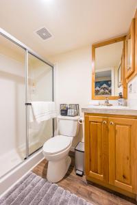 um banheiro com vaso sanitário e chuveiro em NEW Nestled Private Tiny Home Situated Near ONP em Port Angeles