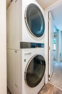 uma máquina de lavar e secar numa parede num quarto em NEW Nestled Private Tiny Home Situated Near ONP em Port Angeles