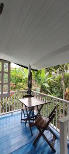 モロ・デ・サンパウロにあるGeisa Encanto do Morroの木製デッキ(テーブル、椅子付)