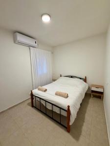 a bedroom with a bed and a air conditioner at בית למטייל קריית שמונה in Qiryat Shemona