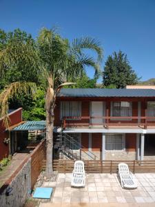 En balkon eller terrasse på Casa Familiar cerca del Río