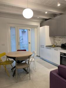 una cucina e una sala da pranzo con tavolo e sedie di Vela Living a Civitanova Marche