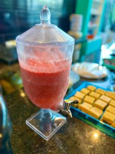 una bevanda in un contenitore di vetro appoggiato su un bancone di Pousada Ypês dos Lençóis a Barreirinhas