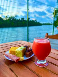 un piatto di cibo e una bevanda su un tavolo di Pousada Ypês dos Lençóis a Barreirinhas