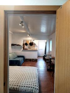 un salon avec un canapé et une table dans l'établissement Casa 99 in Barbéns, Miranda do Corvo, à Miranda do Corvo 40 autres photos