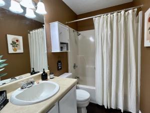 Et badeværelse på Baypoint Condo, Pool, Dock, relaxing location + 17 billeder