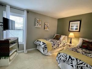 En eller flere senge i et værelse på Baypoint Condo, Pool, Dock, relaxing location