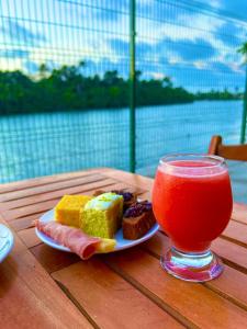 un piatto di cibo e una bevanda su un tavolo di Pousada Ypês dos Lençóis a Barreirinhas
