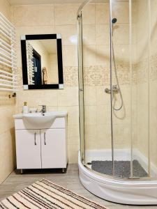 een badkamer met een douche en een wastafel bij 2 rooms apartment central part in Ternopilʼ