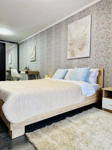 een slaapkamer met een groot bed in een kamer bij 2 rooms apartment central part in Ternopilʼ