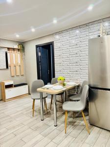 een keuken en eetkamer met een tafel en een koelkast bij 2 rooms apartment central part in Ternopilʼ
