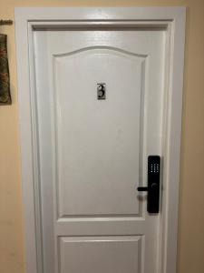 Una puerta blanca con el número ocho. en Casa Rosa by MANAGR, en Piatra Neamţ 30 fotos más