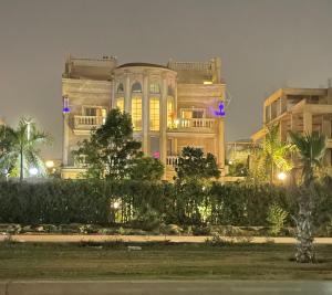 En have udenfor modern villa with coverable warm pool sheik zayed compound