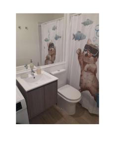 een badkamer met teddyberen op het douchegordijn bij Condominio Vista Reloncavi in De Cauquenes