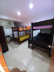 een kamer met 2 stapelbedden en een spiegel bij Beach House in Punta Negra