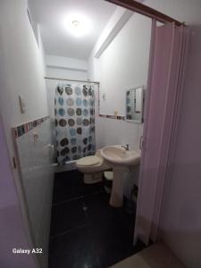 een badkamer met een wastafel, een toilet en een douche bij Beach House in Punta Negra +8 foto's
