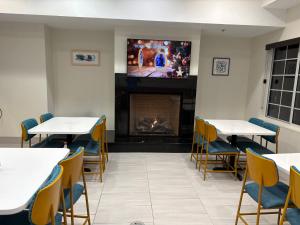 TV a/nebo společenská místnost v ubytování Garner Hotel Mahwah by IHG