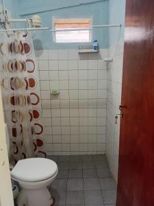 ein Badezimmer mit Toilette und Fenster in der Unterkunft La Esperanza in Puerto Esperanza