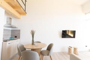 Una cocina y un comedor con mesa y sillas. en Alloggio la lampara, en Campiglia