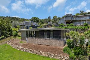 uma vista aérea de uma casa com quintal em The Pods - Tutukaka Coast Holiday Home em Ngunguru