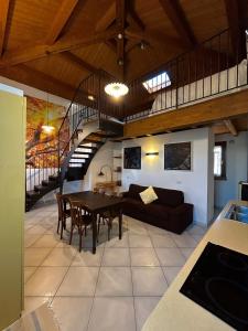 een woonkamer met een bank en een tafel bij Agriturismo La Boschina in Crema