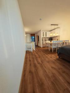 een woonkamer en een keuken met een tafel en een eetkamer bij Ferienwohnung Chill Zone in Sankt Englmar