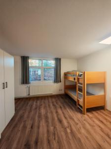 een kamer met 2 stapelbedden en een houten vloer bij Ferienwohnung Chill Zone in Sankt Englmar
