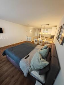 een groot bed in een kamer met een bank bij Ferienwohnung Chill Zone in Sankt Englmar