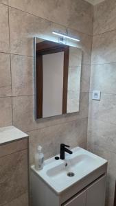 Koupelna v ubytování Gold Apartman + 7 fotografií