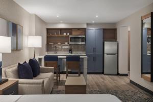 Kuchyň nebo kuchyňský kout v ubytování Candlewood Suites Chatham South by IHG