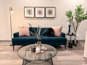 Et opholdsområde på The Nichols Lux Fort Worth TX Same Day Booking + 12 billeder