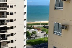Blick auf den Strand von einem Gebäude in der Unterkunft PRAIA DE ITAPARICA BEACH 24HRS in Vila Velha