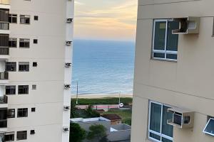 ein Blick auf das Meer von einem Gebäude aus in der Unterkunft PRAIA DE ITAPARICA BEACH 24HRS in Vila Velha