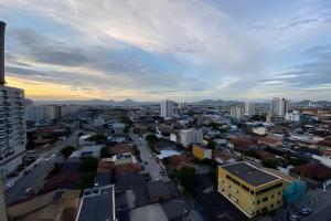 eine Luftaufnahme einer Stadt mit Gebäuden in der Unterkunft PRAIA DE ITAPARICA BEACH 24HRS in Vila Velha