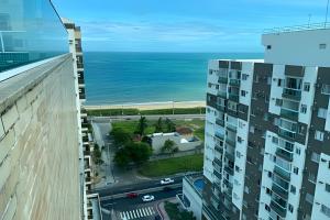 ein Blick auf das Meer von einem Gebäude aus in der Unterkunft PRAIA DE ITAPARICA BEACH 24HRS in Vila Velha