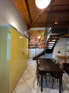 een eetkamer met een houten tafel en een trap bij Agriturismo La Boschina in Crema