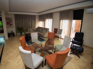 Et opholdsområde på Villa avec piscine et sauna 8 chambres proche commodité et Casa Finance City