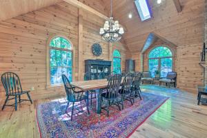 een eetkamer met een tafel en stoelen bij Rustic Lodge with Views, Decks and Game Room in Sapphire +35 foto's