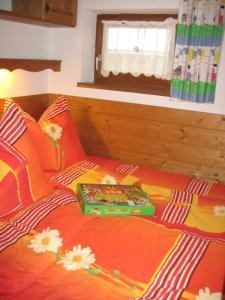 een bed met een boek erop bij Apartment Hölzlbauer in Krimml