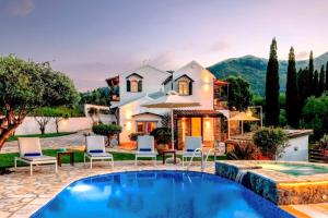 una villa con piscina e una casa di Villa Claire 10-Acre Private Estate with Pool near Corfu Old Town a Gastouri