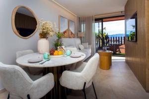 ein Wohnzimmer mit Tisch, Stühlen und Sofa in der Unterkunft Le Petit Palace in Guadalupe