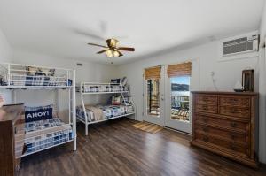 Ένα ή περισσότερα κρεβάτια σε δωμάτιο στο Overlook Cove +63 φωτογραφίες