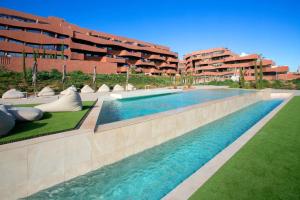 ein Schwimmbad vor einem Gebäude in der Unterkunft Le Petit Palace in Guadalupe