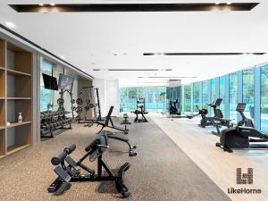 Fitness centrum a/nebo fitness zařízení v ubytování NEXT TO BURJ KHALIFA AND DUBAI MALL