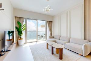 TV a/nebo společenská místnost v ubytování BEST VIEW IN DUBAI BURJ KHALIFA VIEW