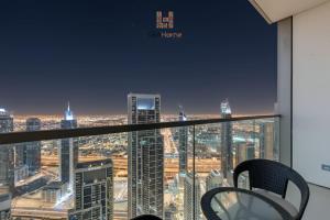 Blick auf eine Stadt von der Spitze eines Gebäudes in der Unterkunft DIRECT BURJ KHALIFA ONLY 2 MINUTES AWAY in Dubai