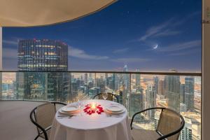 En balkon eller terrasse på NEXT TO BURJ KHALIFA AND DUBAI MALL ONLY 2 MINUTES AWAY