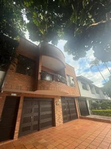 uma casa de tijolos com duas portas de garagem na frente em Lumière House em Medellín