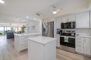 YbelSand Pointe 226的厨房配有白色橱柜和白色台面